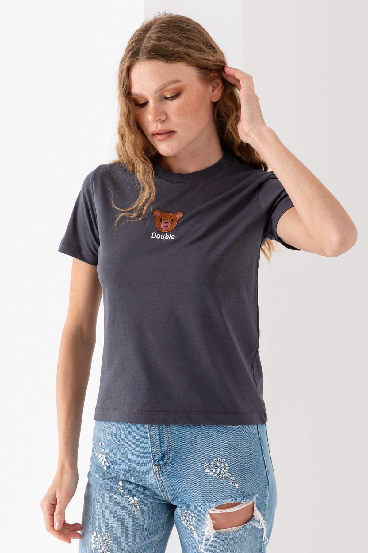 GİYSA Kadın Bisiklet Yaka Ayıcık Nakışlı %100 Pamuklu T-Shirt Antrasit - 25786