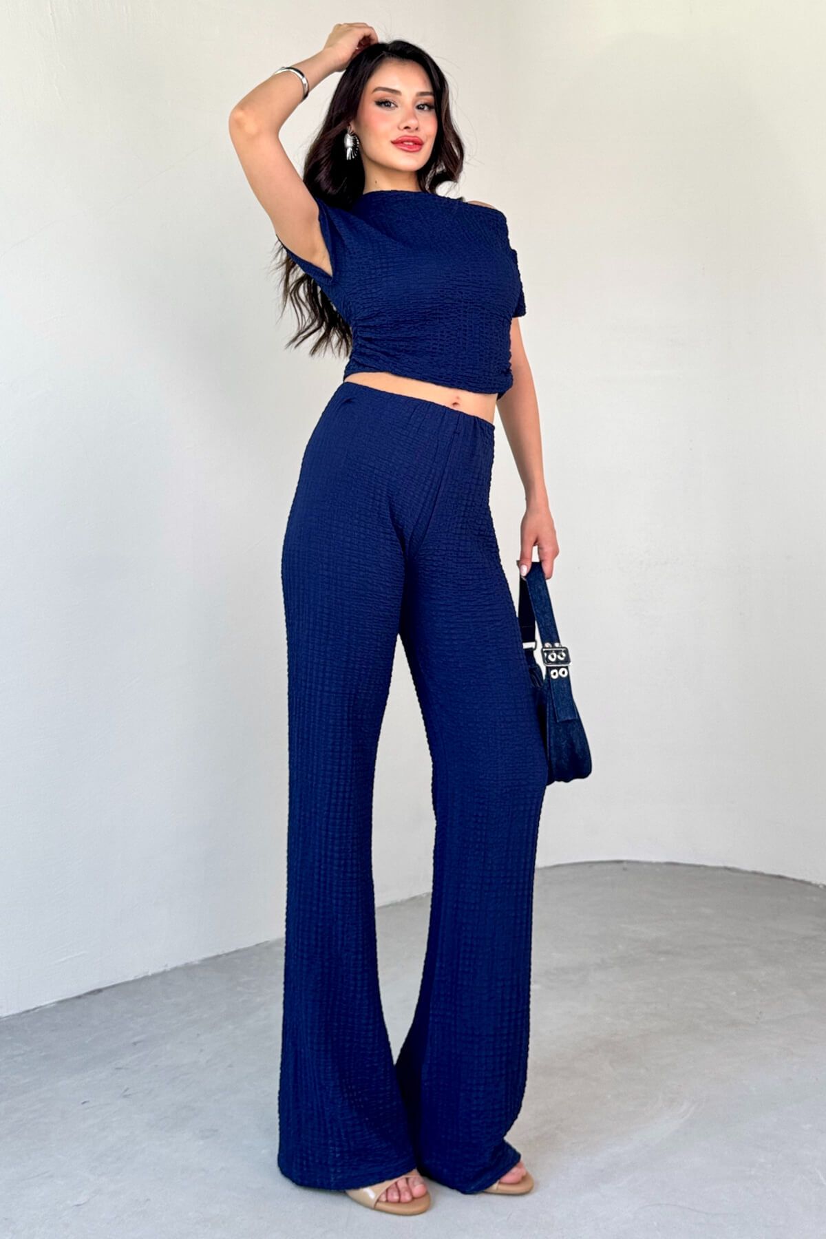 Cappmoda TKM-13288 Lacivert Bubble Kumaş Kayık Yaka Büzgülü Bluz Salaş Pantolon İkili Takım