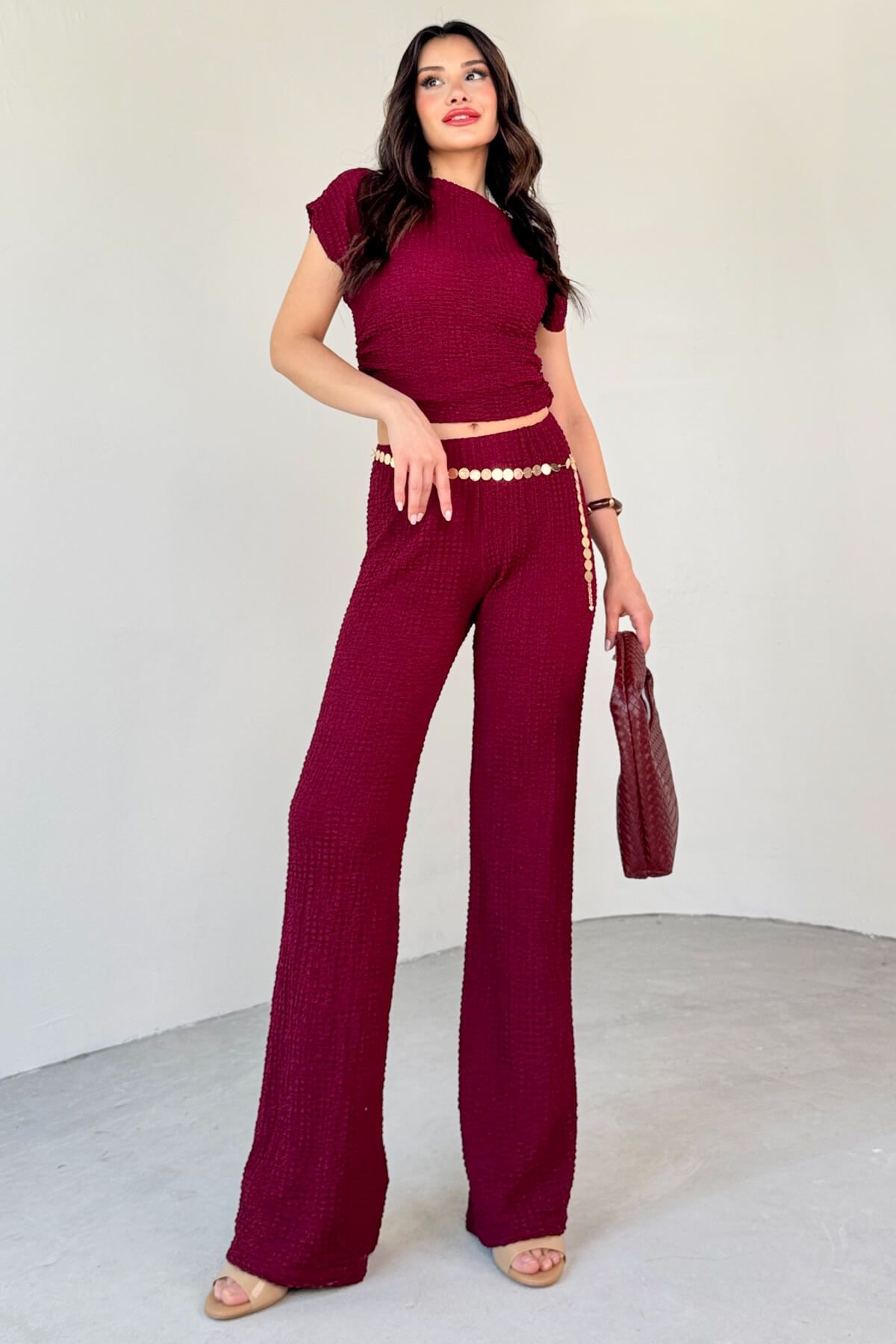 Cappmoda TKM-13288 Bordo Bubble Kumaş Kayık Yaka Büzgülü Bluz Salaş Pantolon İkili Takım