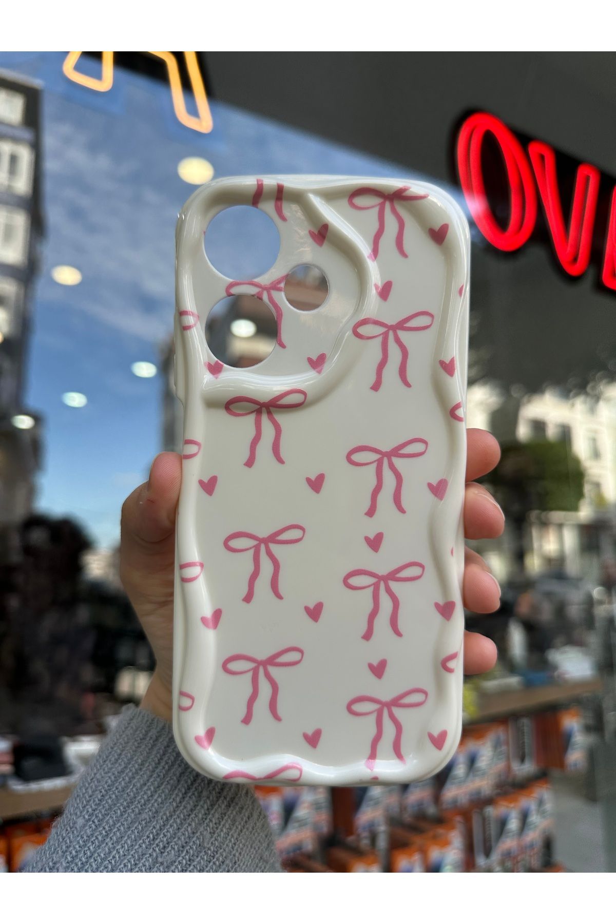 OVADA INFINIX HOT 30İ Uyumlu Kamera Korumalı Dalgalı Kenarlı Kalp ve Kurdele Baskılı Silikon Kılıf