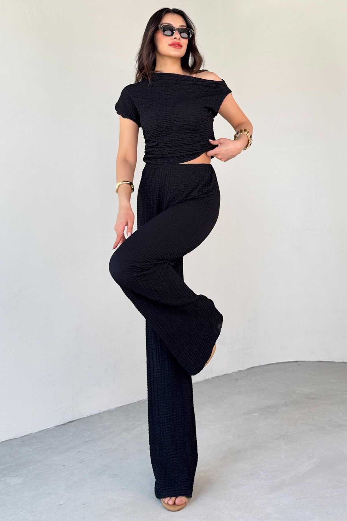 Cappmoda TKM-13288 Siyah Bubble Kumaş Kayık Yaka Büzgülü Bluz Salaş Pantolon İkili Takım