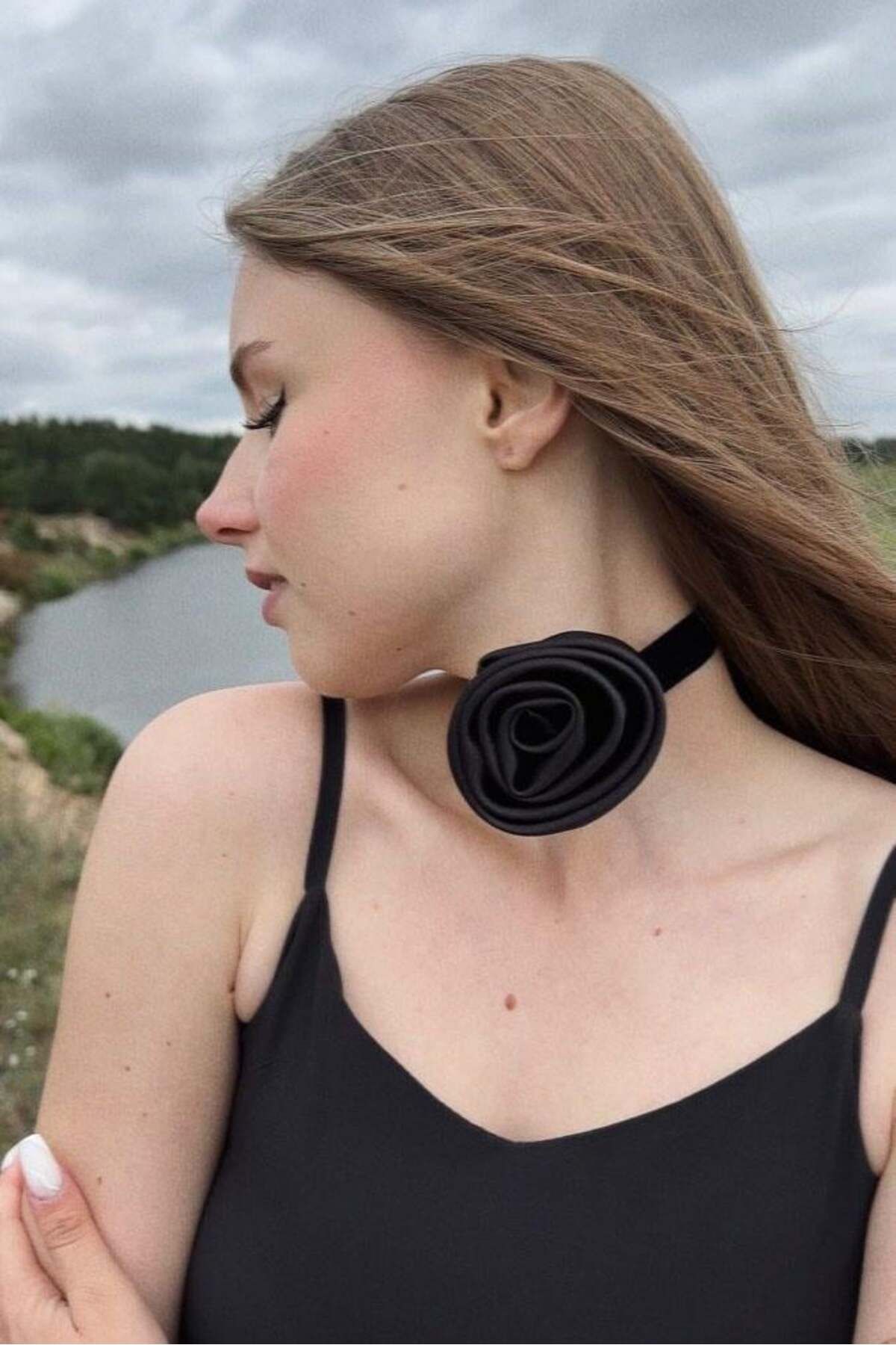 TAKIŞTIR Siyah Renk Gül Detaylı Choker Kolye