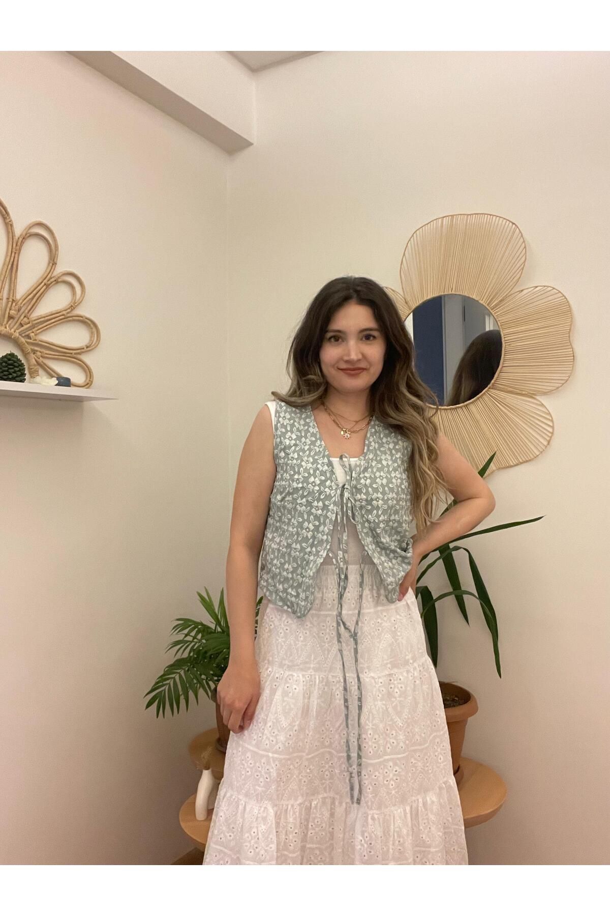 Nihanello Butik Çiçek detaylı önden bağlamalı mint yeşili yelek