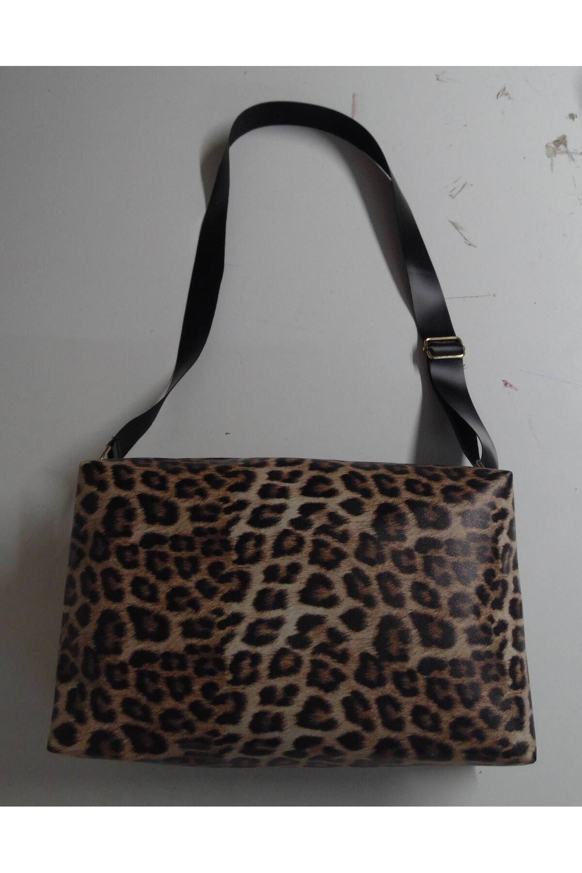 lordecollection AYARLANABİLİR OMUZ ASKILI FERMUARLI ÇANTA 34 x 20 x 10 CM LEOPAR DESENLİ