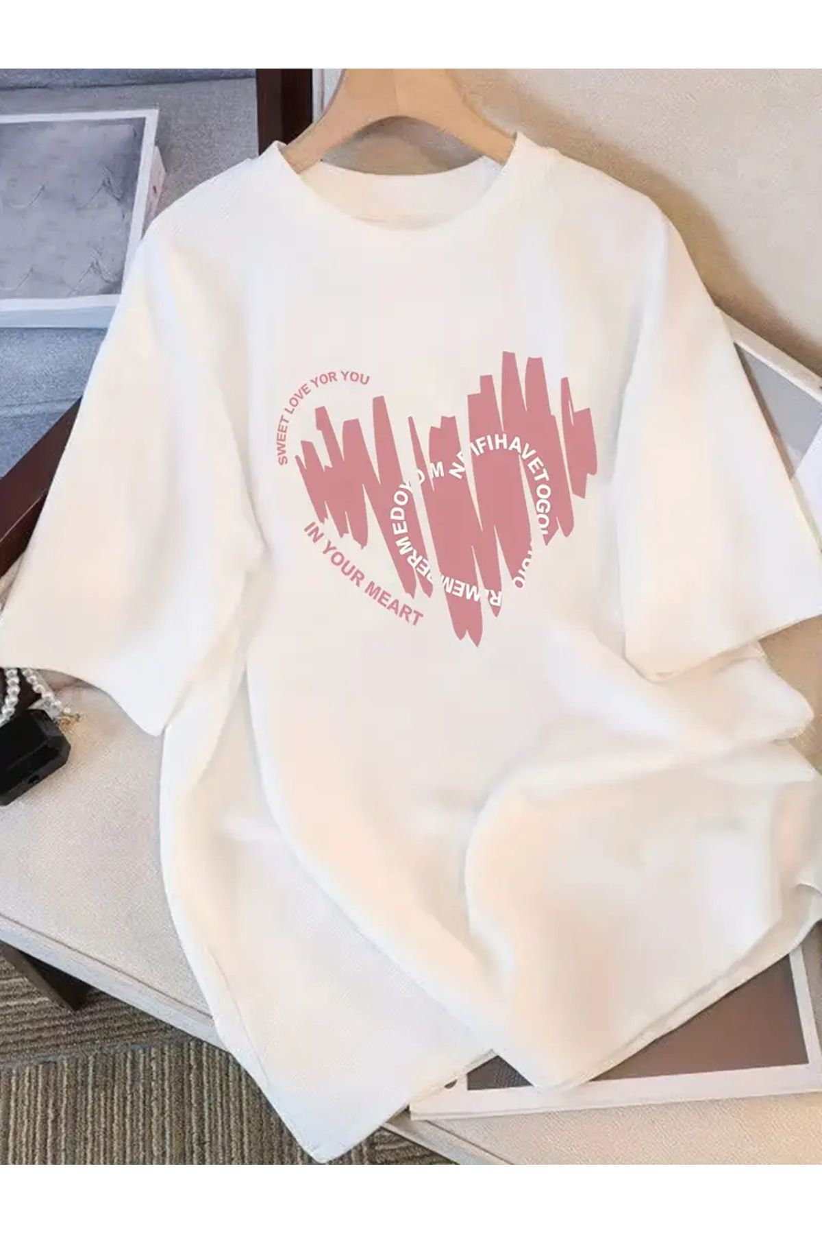 LAND MODA Kadınlar için Pembe Kalp Desenli Rahat T-Shirt - "BEN KADIN" Tasarımı