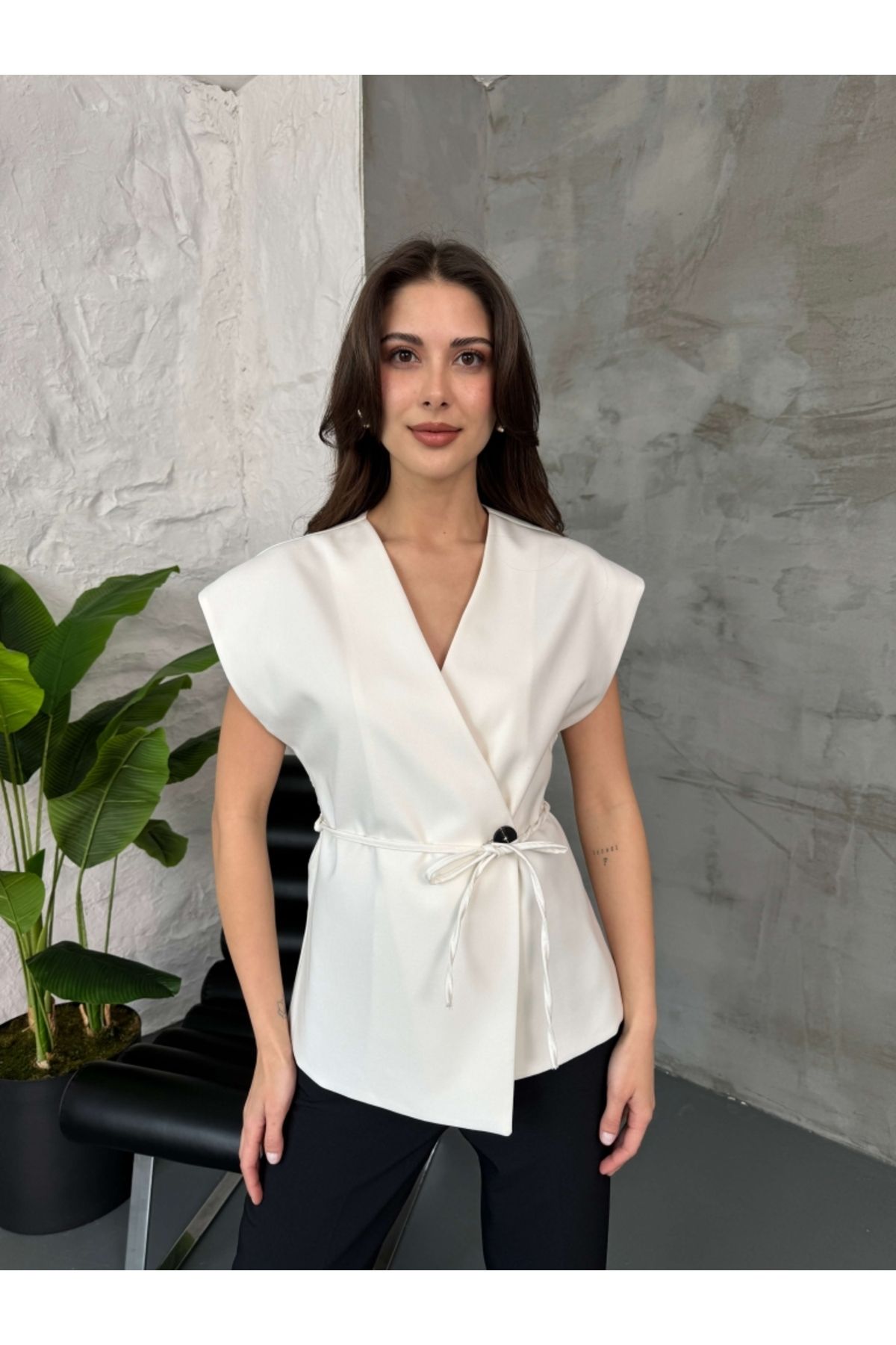 Elif Özbey Butik Beyaz Tasarım Tek Düğmeli Yelek