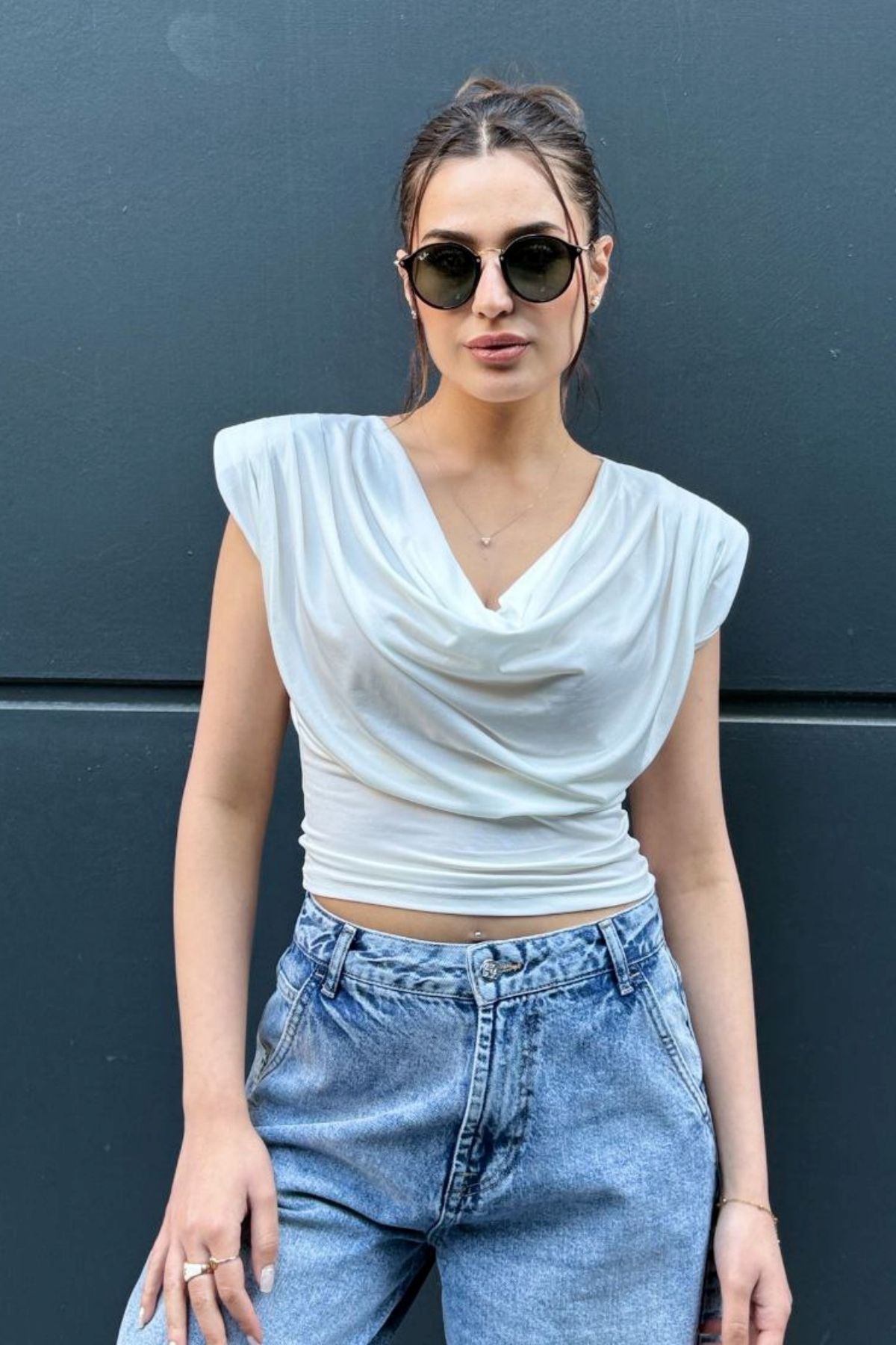 WOMAN VISION Omuzu Vatkalı Esnek Sandy Kumaş Degaje Yaka Crop Ekru Bluz 8113