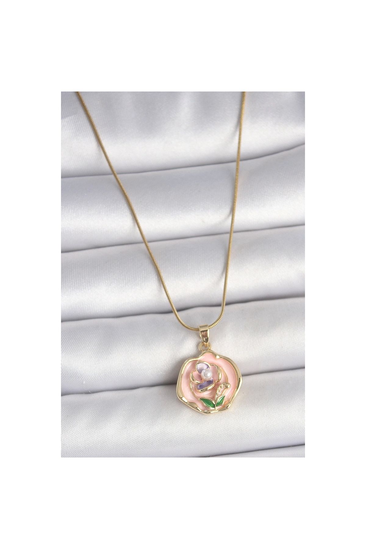 Marsilyan 316L Çelik Gold Renk Zincir Pembe Renkli Çiçek İşlemeli İnci Detay Portre Model Kadın Kolye - TJ-BKO