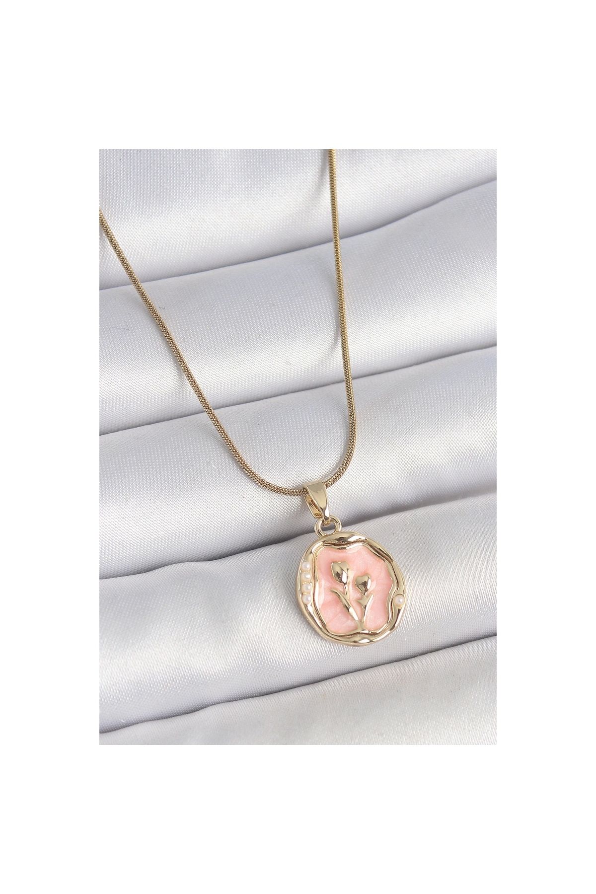 Marsilyan 316L Çelik Gold Renk Zincir Pembe Mineli Çiçek İşlemeli Portre Model Kadın Kolye - TJ-BKO10165
