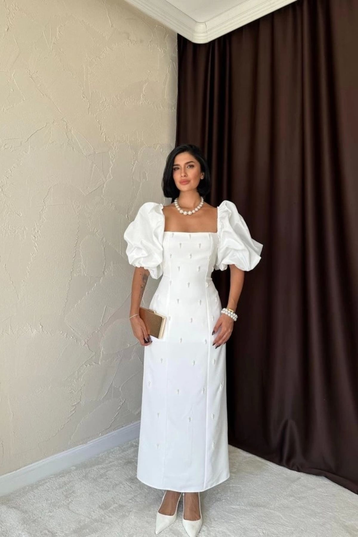 Butik Beyaz İşlemeli Kolu Garnili Elbise
