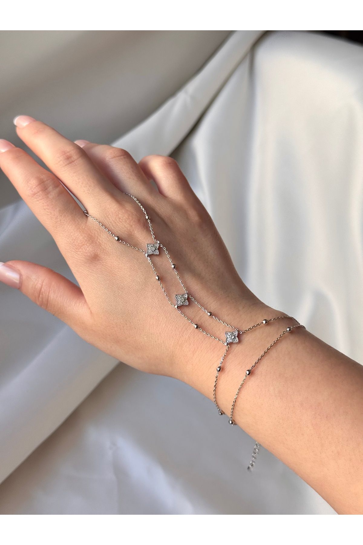 FASHİON JEWELRY “Kadın Gümüş Renk Yonca Zincir Detaylı El zinciri Şahmeran