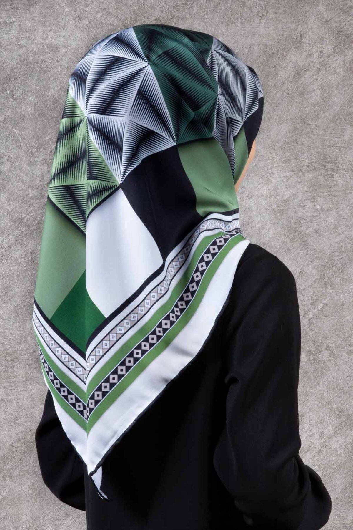 VİOLLA Twill Geometrik Desenli Benetton Yeşili - Krem Renkli 90x90 Eşarp (İpek İçermez) Kenar Dikiş Şekli E