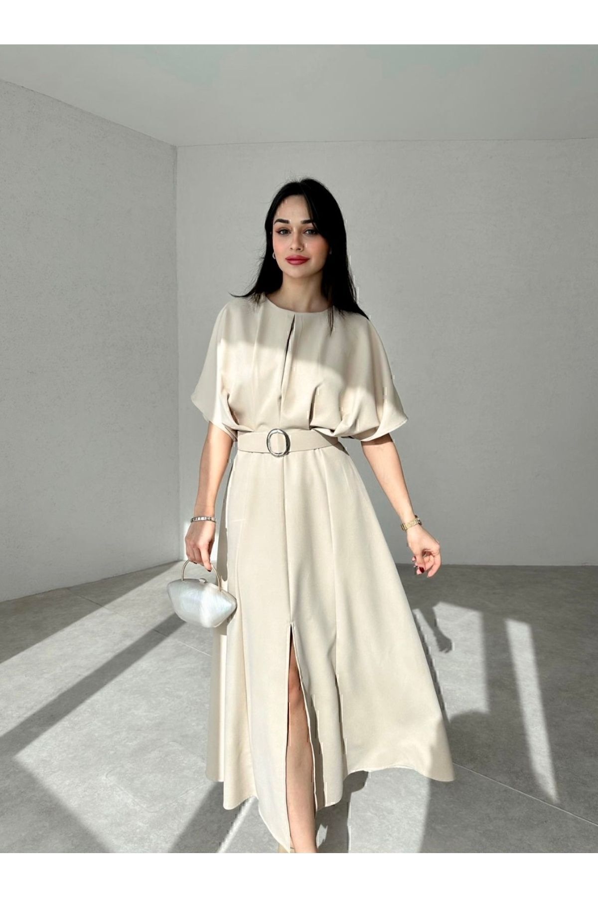 ARZFASHION Bej Kemer Detaylı Yuvarlak Yaka Yırtmaçlı Piliseli Midi Elbise