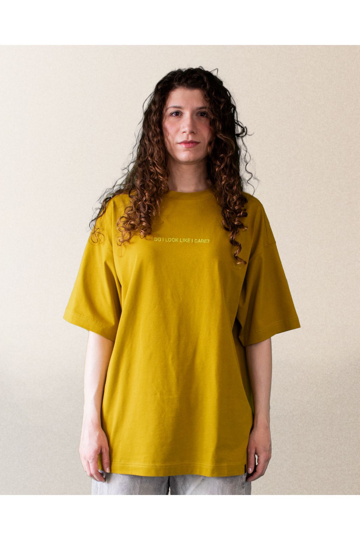 wear.DADASTUDIO Unisex Oversize "do i look like i care" t-shirt