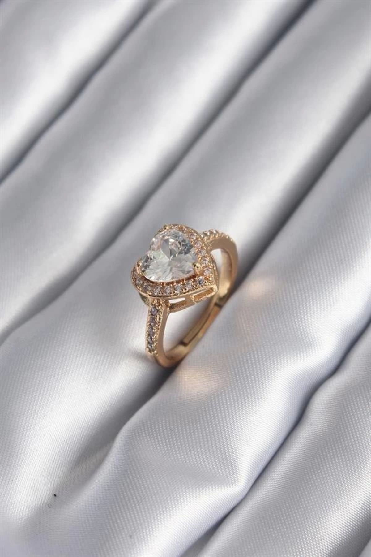 Lale Moda Pirinç Gold Renk Zirkon Taşlı Kalp Charm Model Kadın Yüzük
