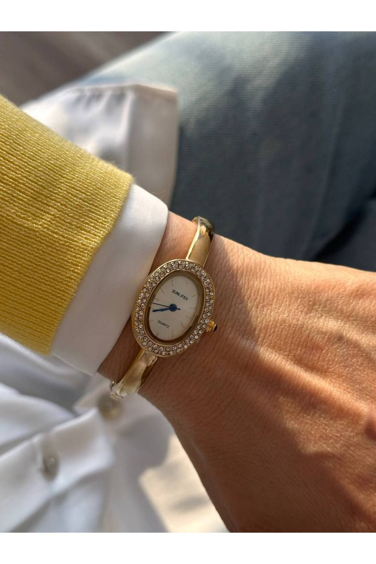 Esmeray Aksesuar Paslanmaz Çelik Gold Renk Kristal Taşlı Sarı Kadranlı Kelepçe Model Kadın Kol Saati Genişlik 5,5 cm.