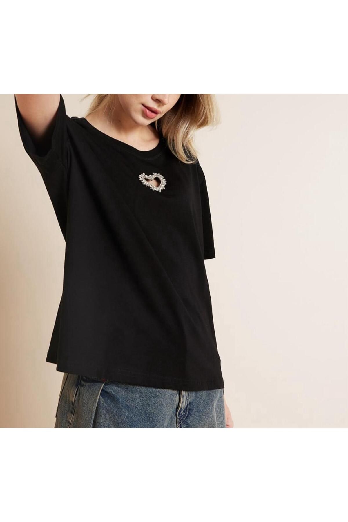 Butik kalp detay taşlı tshirt siyah