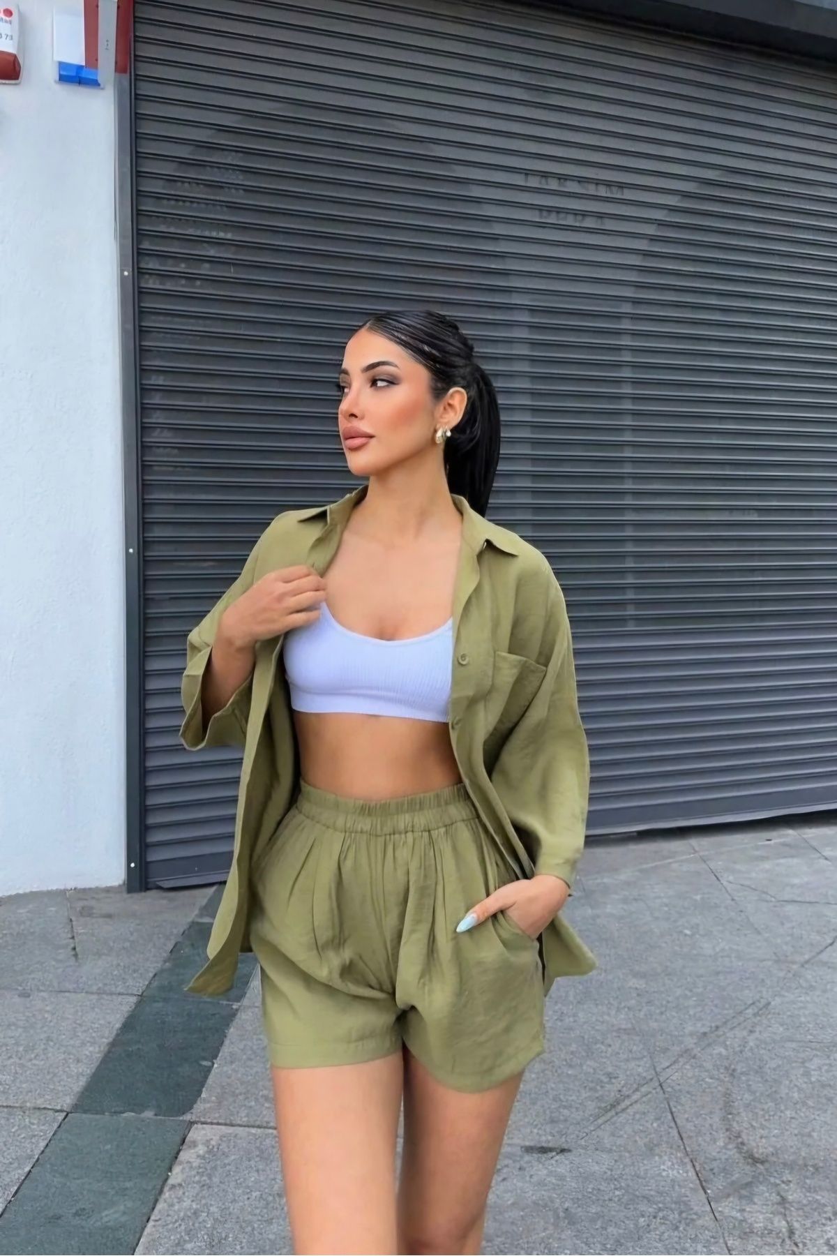MODA Haki yeşil tril tril yaz günlerin serinliği ve şıklığı üzerinde tansel kumaş şortlu gömlek takım