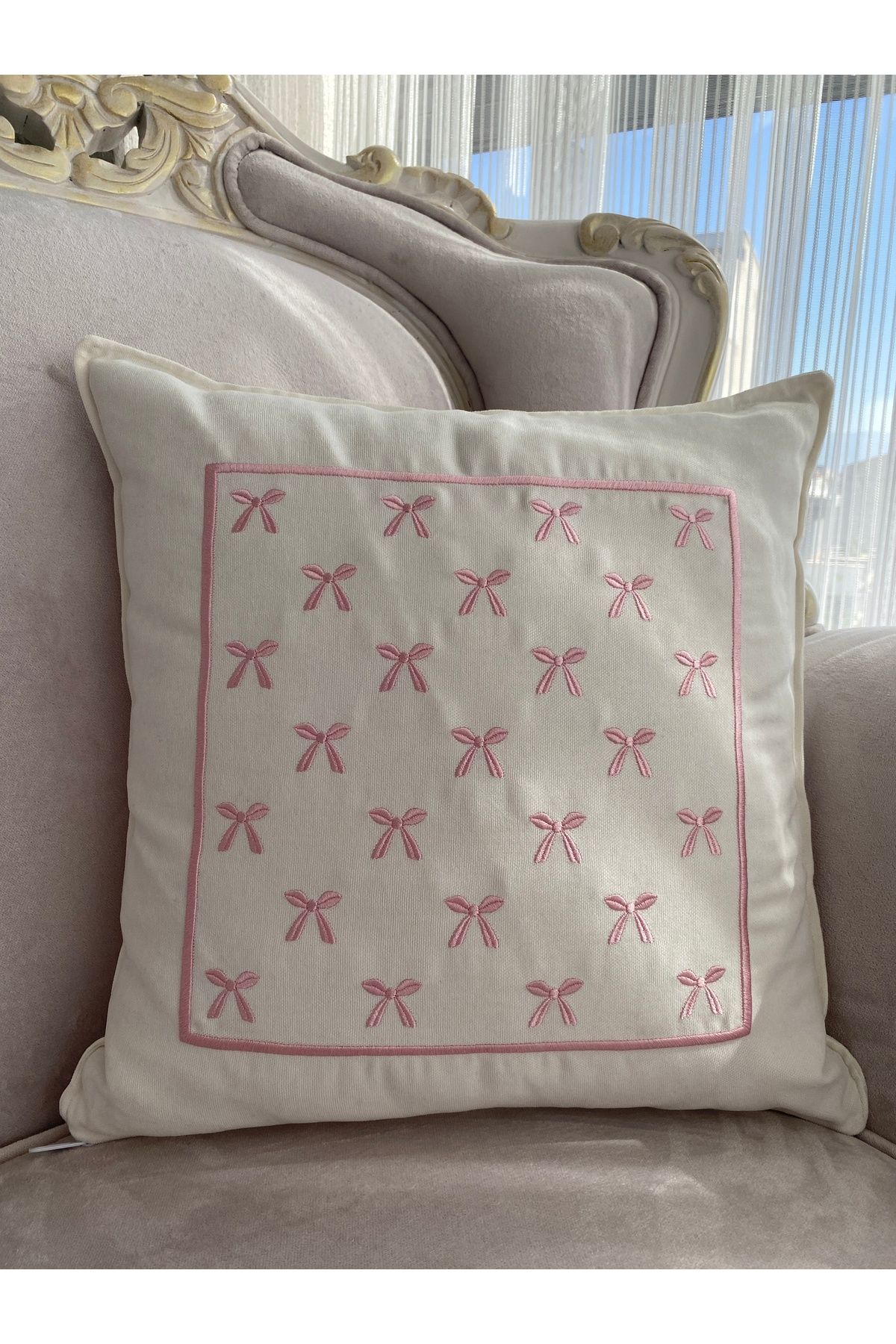 safehomecollection Minik fiyonk desenli beyaz kırlent kılıfı