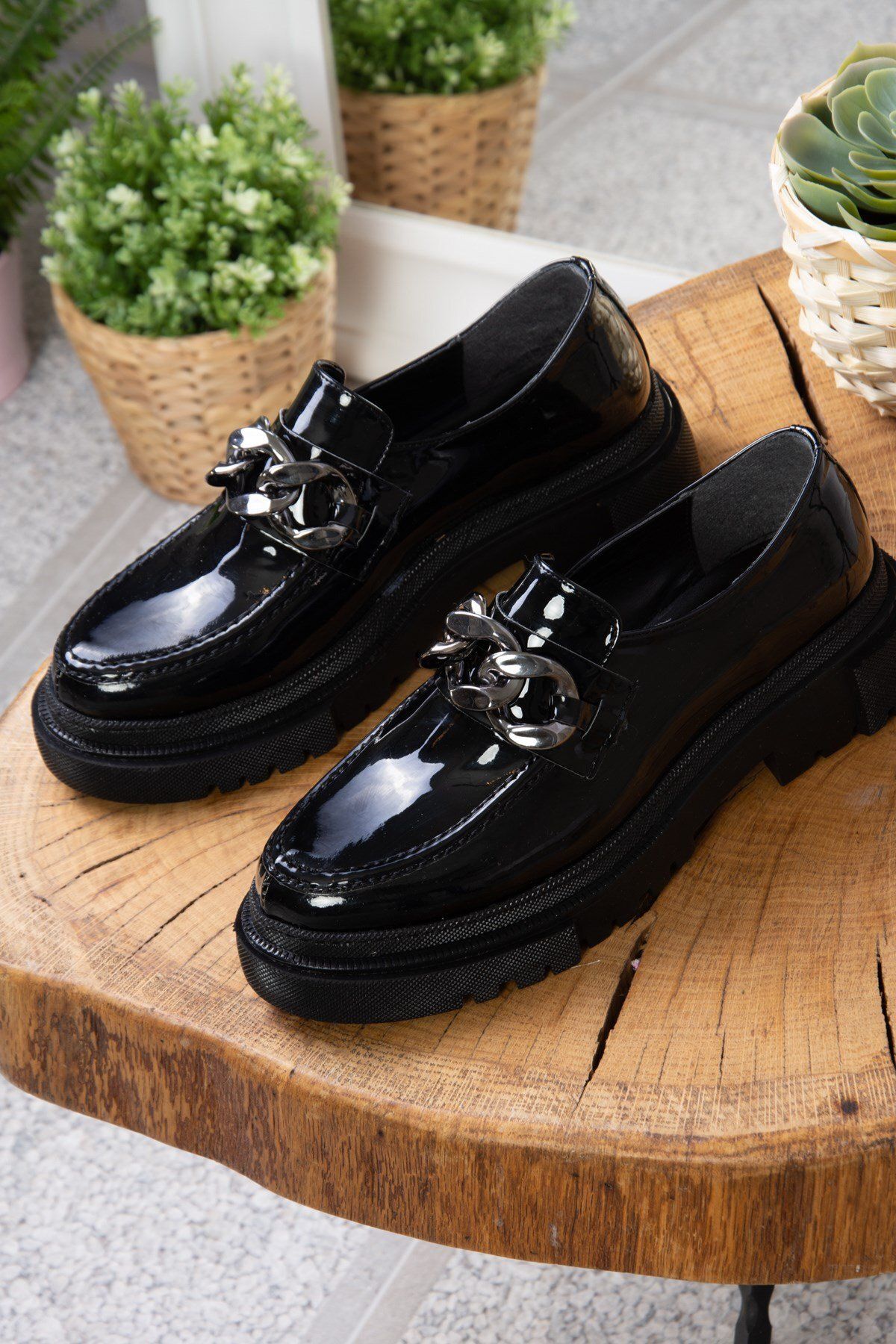 Fox Shoes-Čierna lakovaná dámska obuv na voľný čas s hrubou podrážkou K294760008 4
