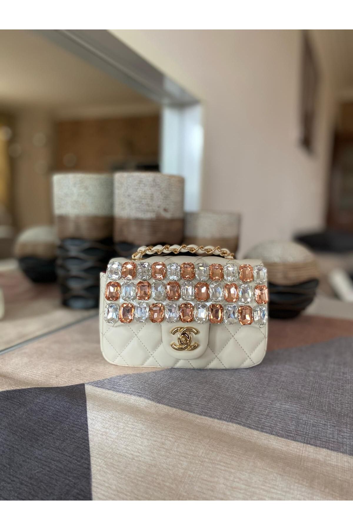 obenbags Krem Renk Büyük Taş Detaylı Kadın Çanta – Işıltılı ve Cesur Bir Tarz