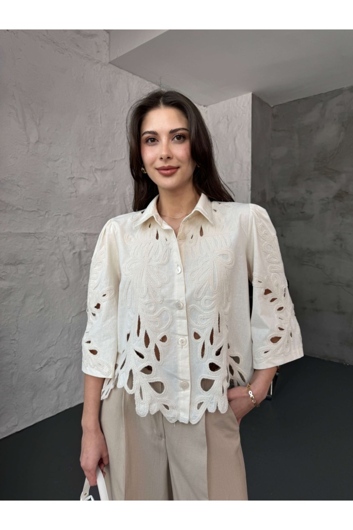 Elif Özbey Butik Taş Nakışlı Tasarım Keten Gömlek