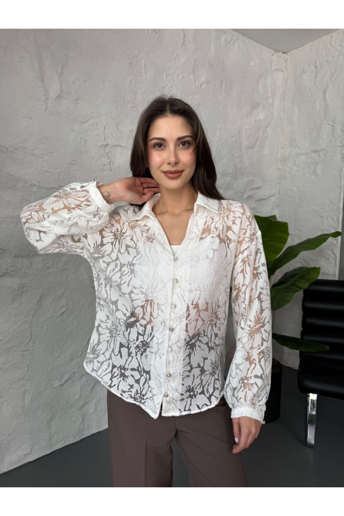Elif Özbey Butik Beyaz Çiçekli Transparan Gömlek