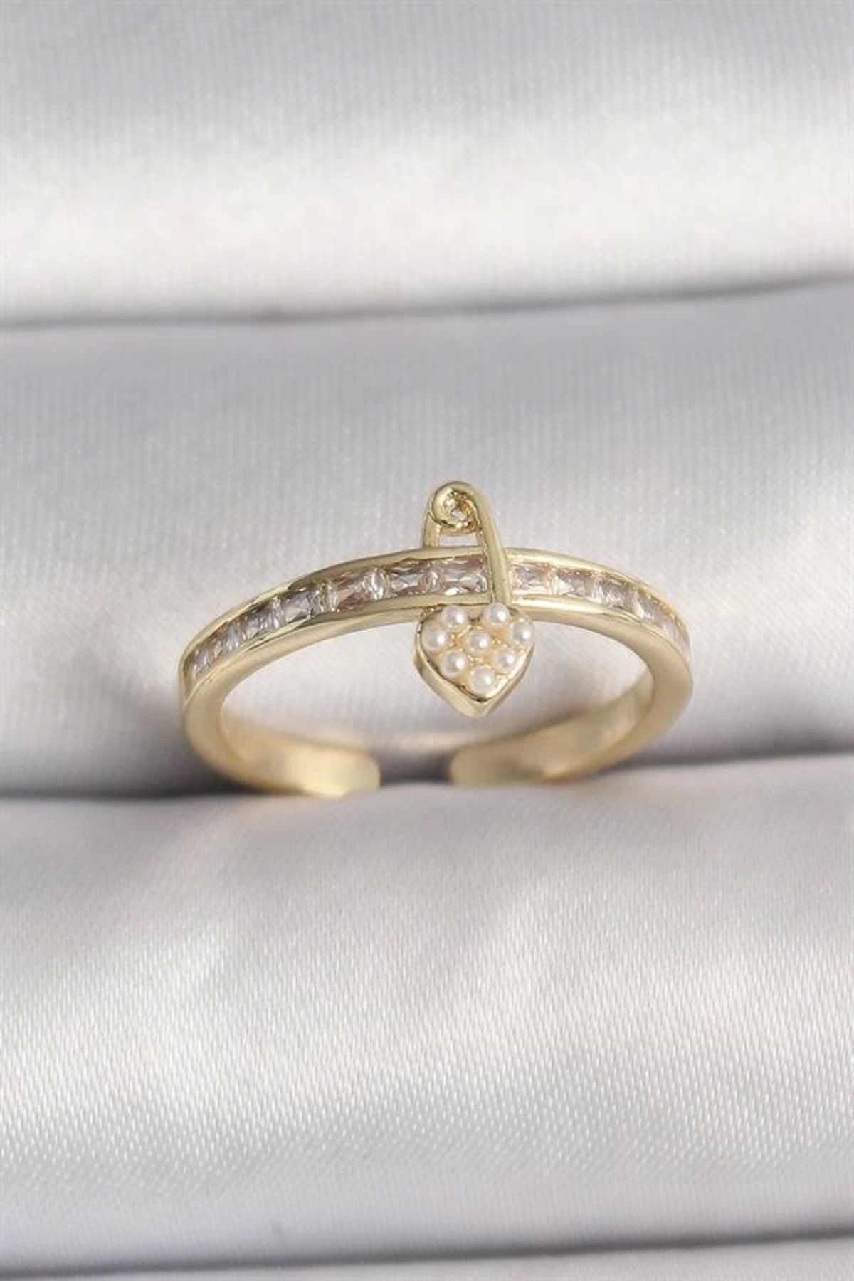 Lale Moda Pirinç Gold Renk Zirkon Taşlı İnci Detay Kilit Kalp Figür Ayarlanabilir Yüzük