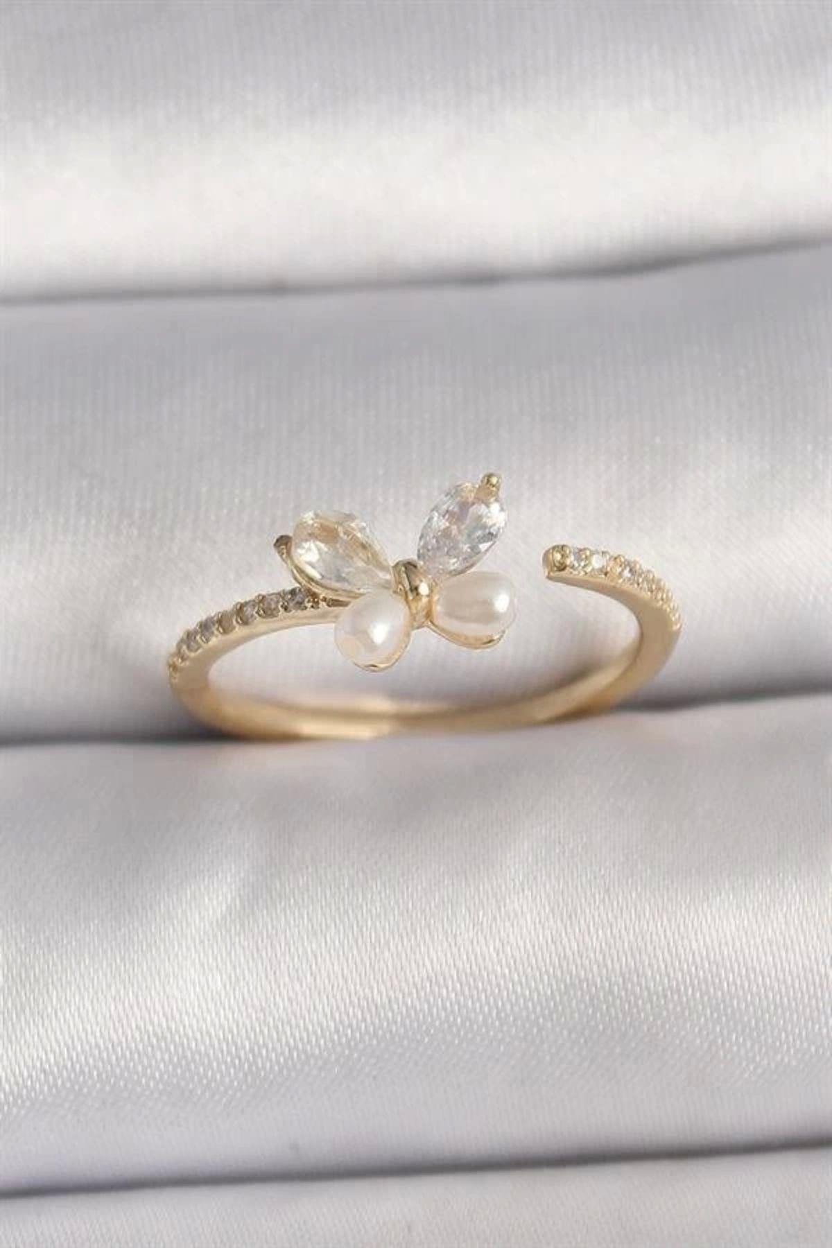 Lale Moda Pirinç Gold Renk Zirkon Taşlı Kelebek Mode İnci Detay Ayarlanabilir Yüzük