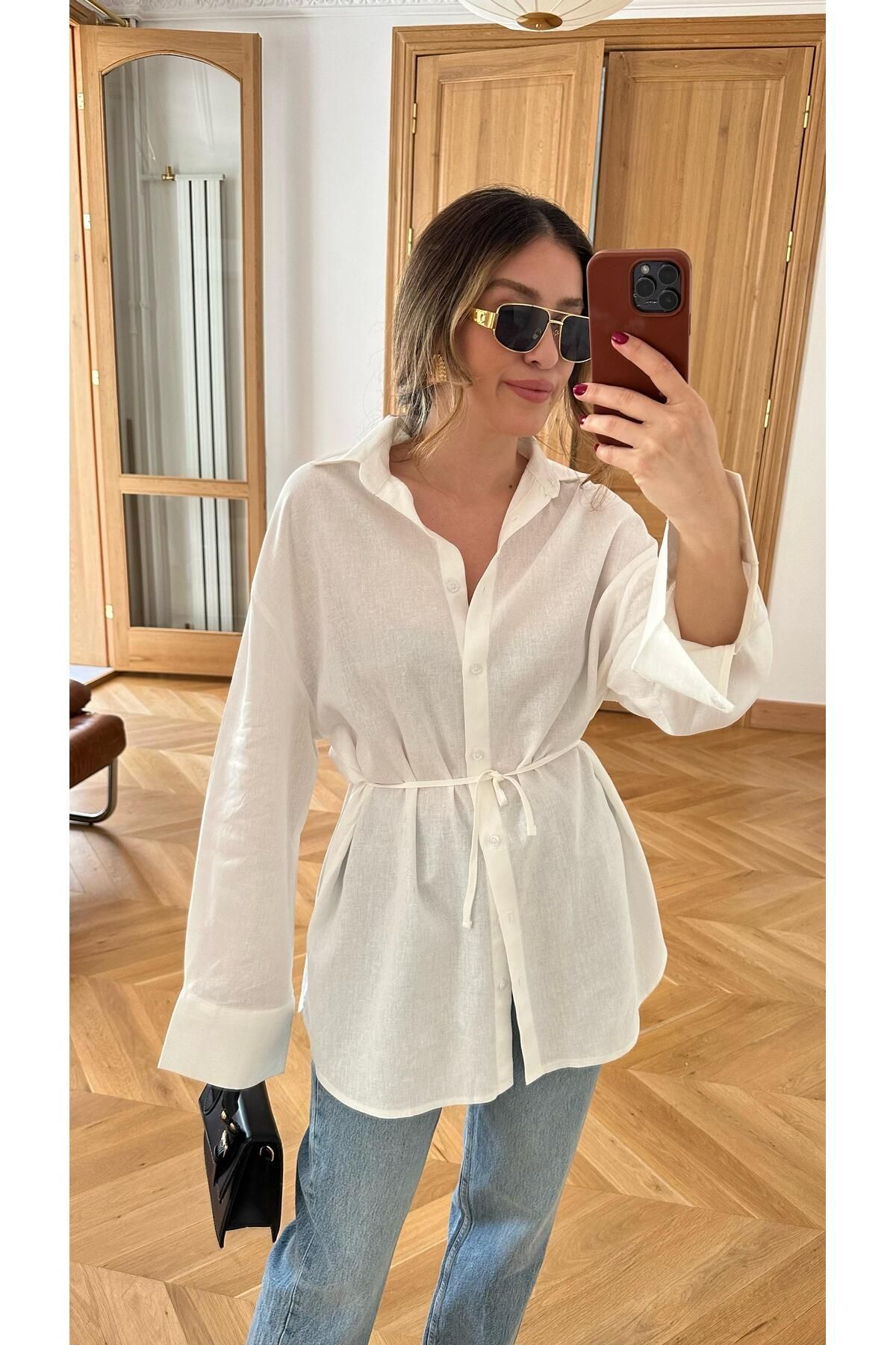 Askı Nişantaşı Beyaz Arkadan Büzgü Detaylı Oversize Keten Gömlek