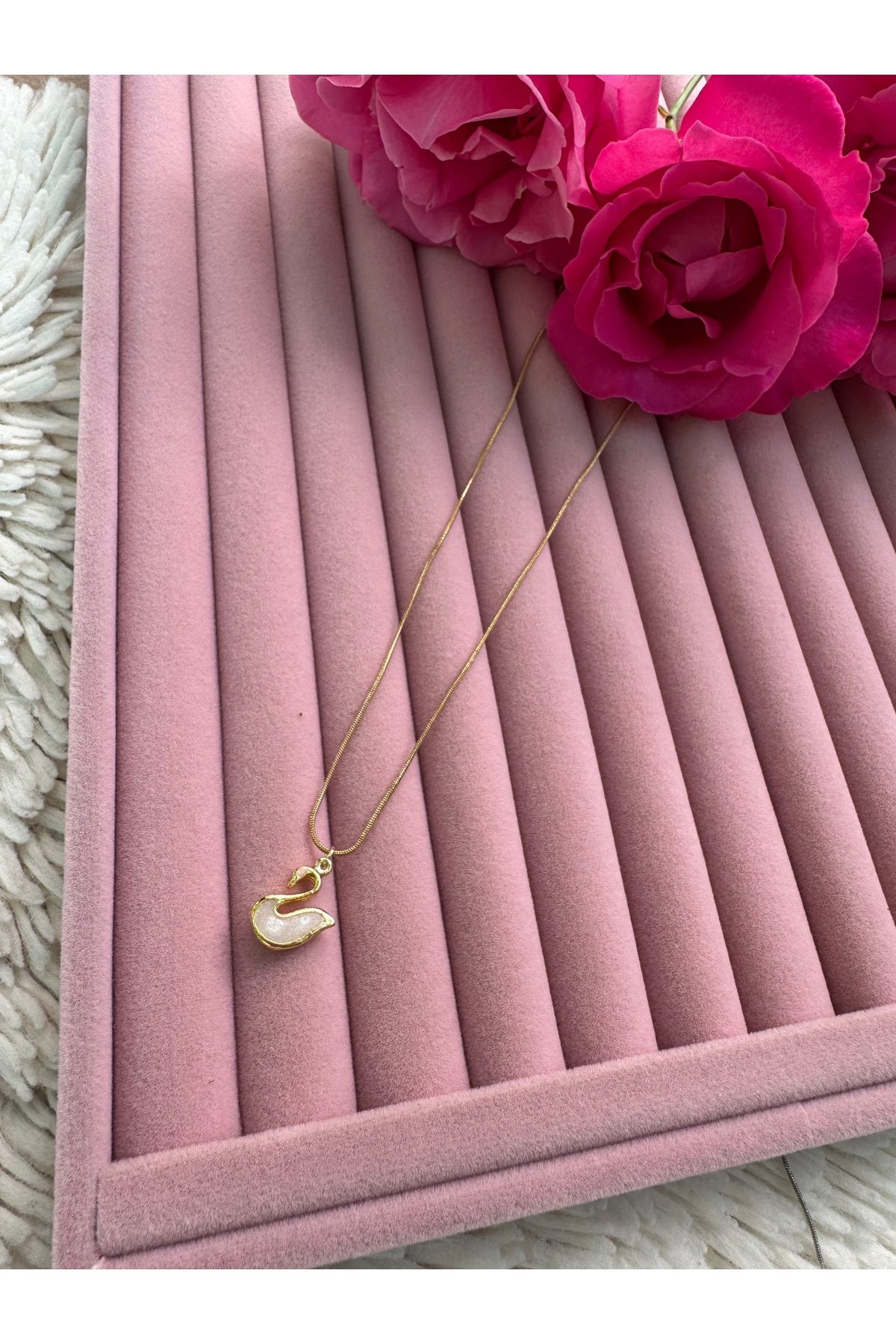 Gleemy accesories Altın Kaplama Mineli Kuğu ile Çelik İnce Zincirli Çelik şık kadın kolye
