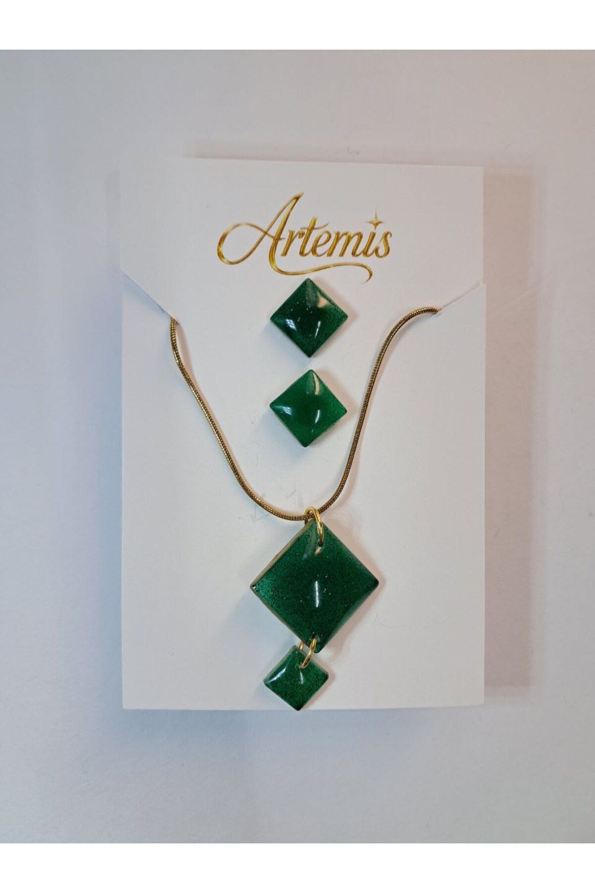 ARTEMİS Zümrüt Zarafeti – Reçine Kolye & Küpe Seti