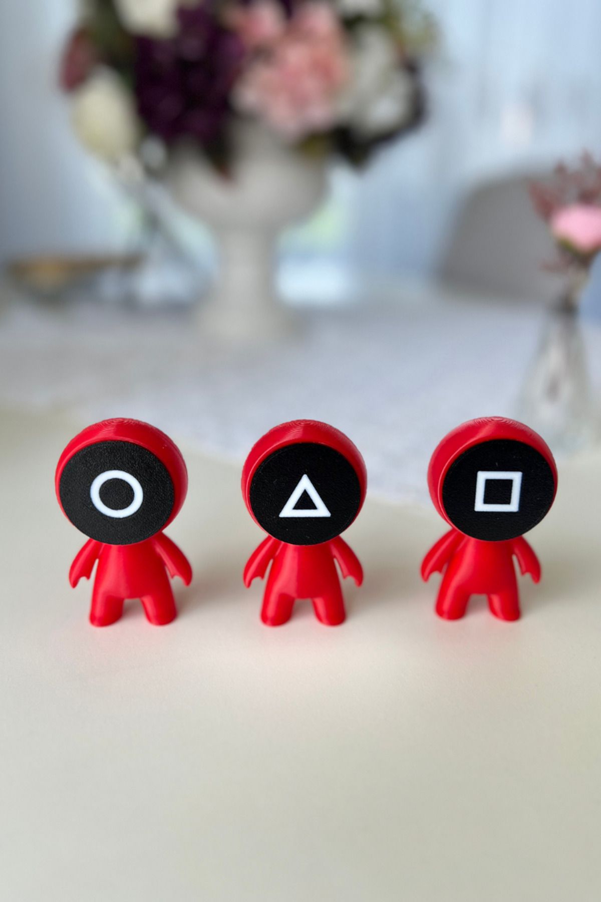 lina hobby Üçlü Kırmızı Squid Game Heykel Biblo Figürü 8×4,6 Cm – Modern Masaüstü Dekor Seti