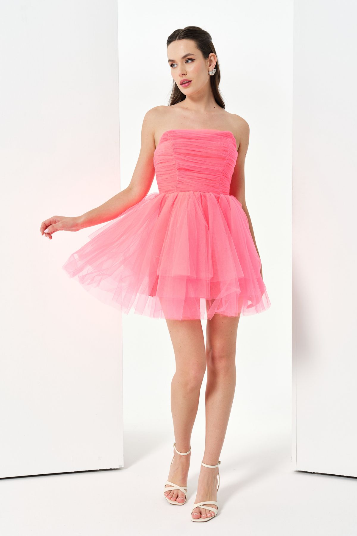 LOVE IS EVERYWHERE Kadın Mini Abiye Elbise Neon Pembe Straplez Tütü Etekli Üstü Drapeli Tül