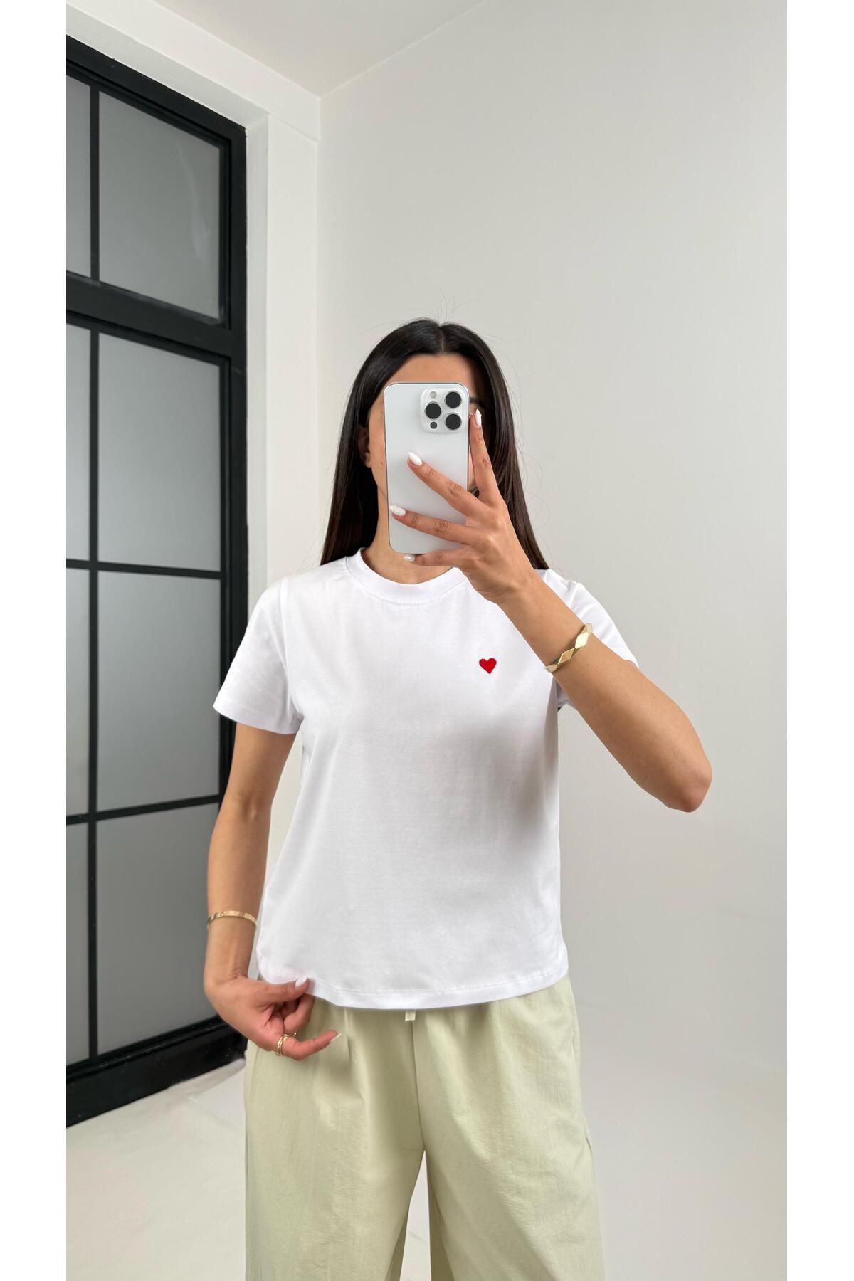 Gaus Beyaz Yaka Kalp İşlemeli Tshirt Gaus00361
