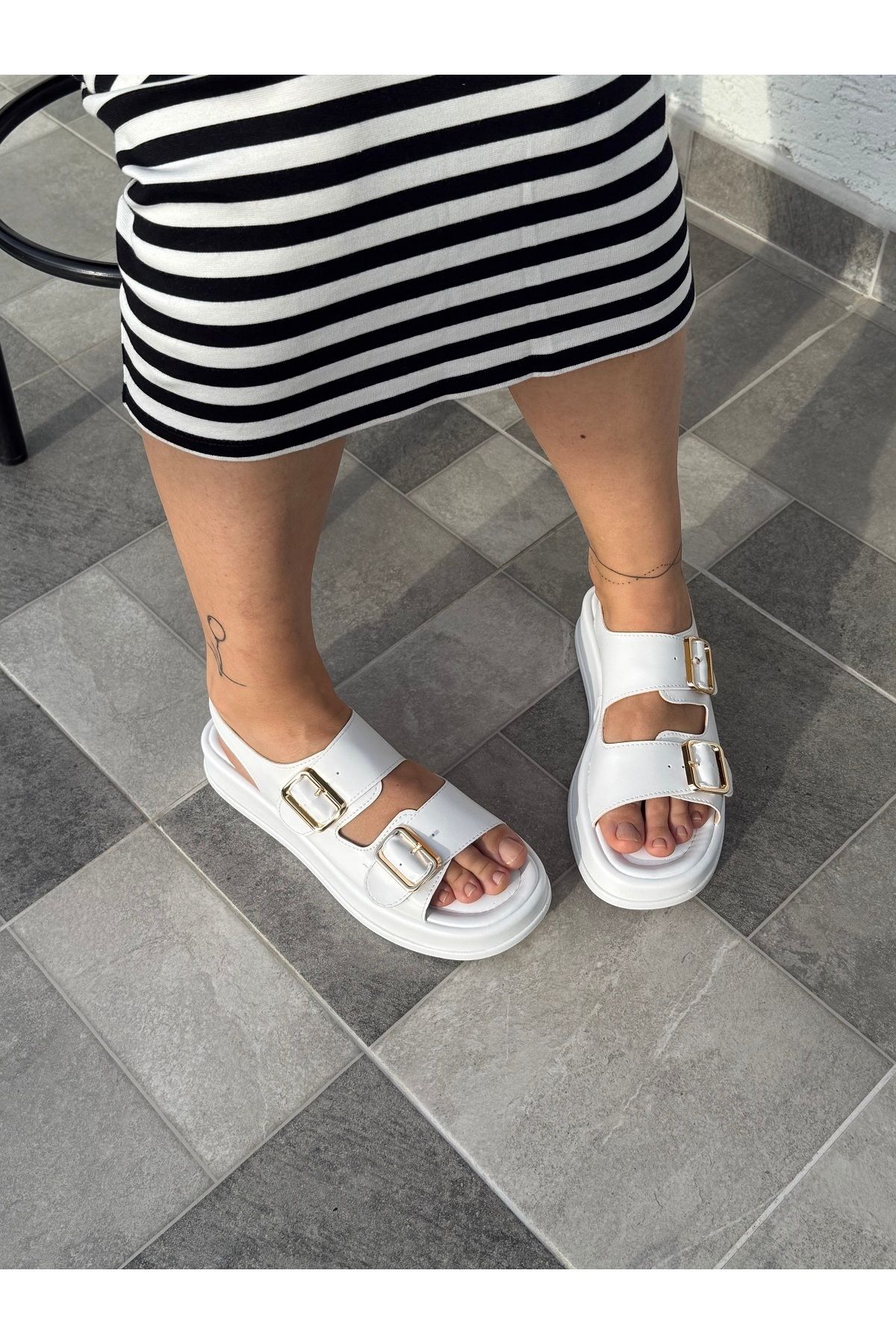 BURCU COLLECTİON Dina Çift Gold Renk Toka Detaylı Beyaz Sandalet