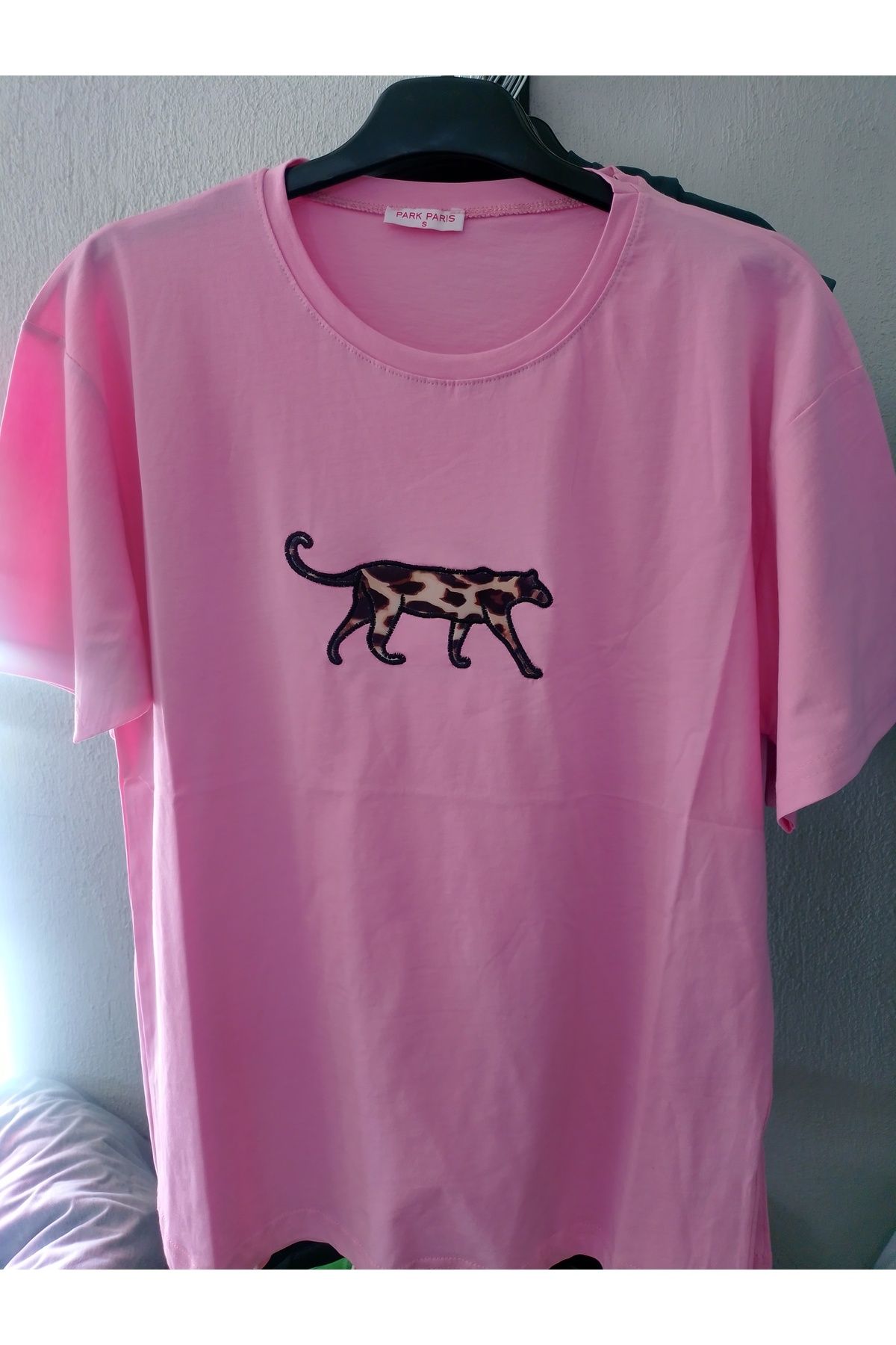 Butik Jaguar işlemeli tişört