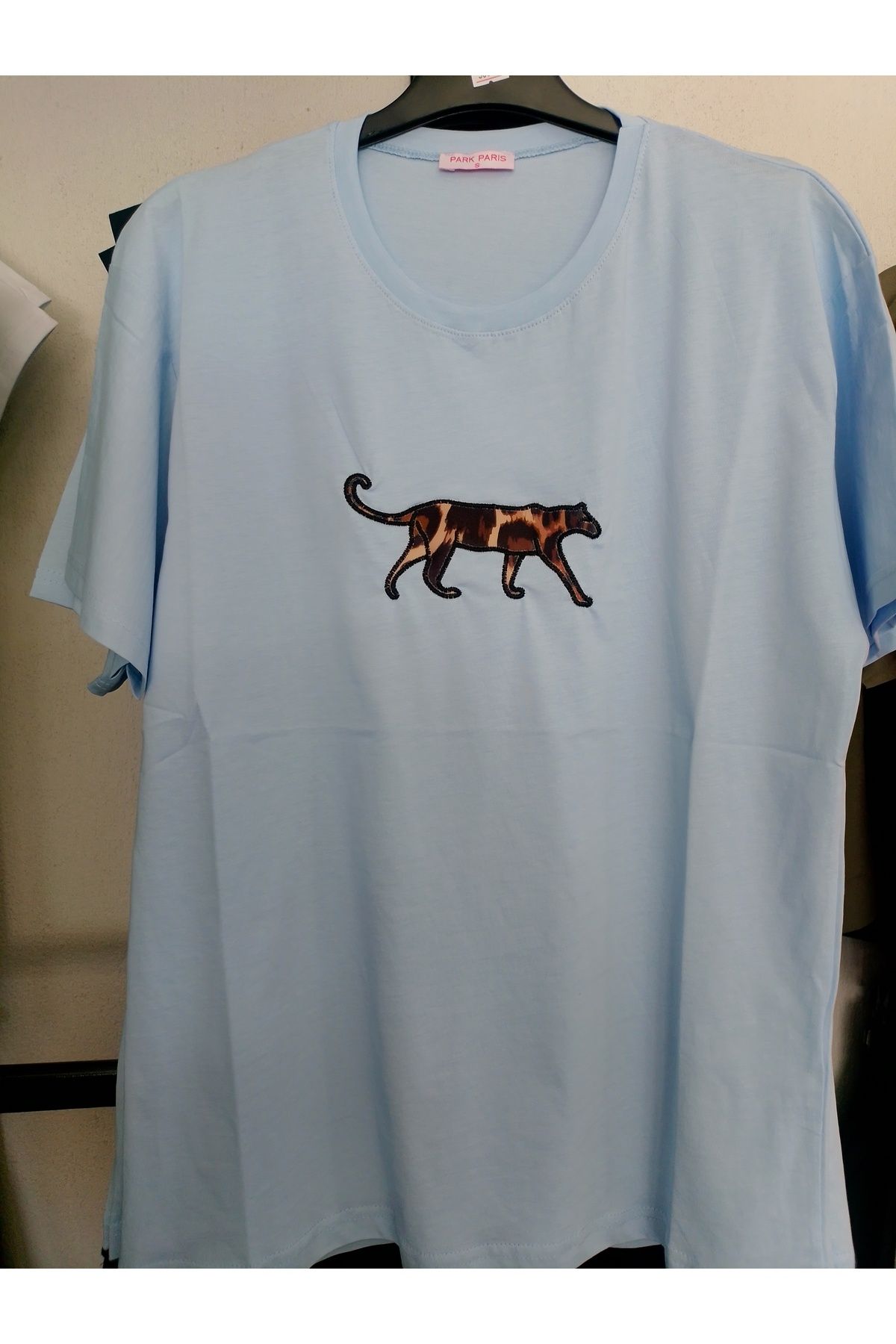 Butik Jaguar işlemeli tişört