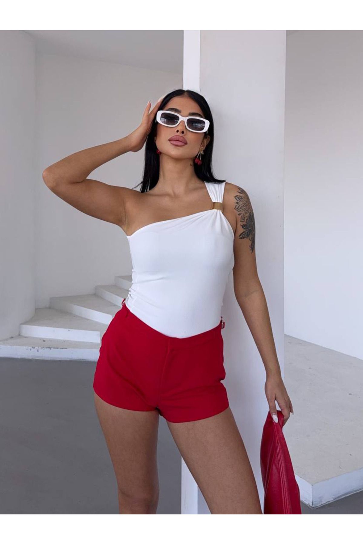 Caddebostan Moda Altın Detaylı Aksesuarlı Tek Omuz Kadın Şık Bluz