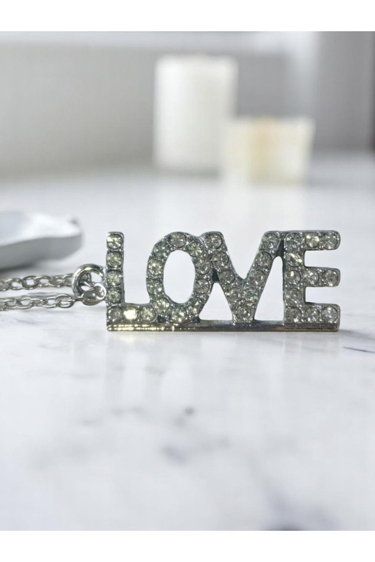 VerdeHome Taşlı LOVE Yazılı Gümüş Renk Dikey Kolye | Parlak Taş Detaylı Romantik Kadın Takısı | Aşk Temalı
