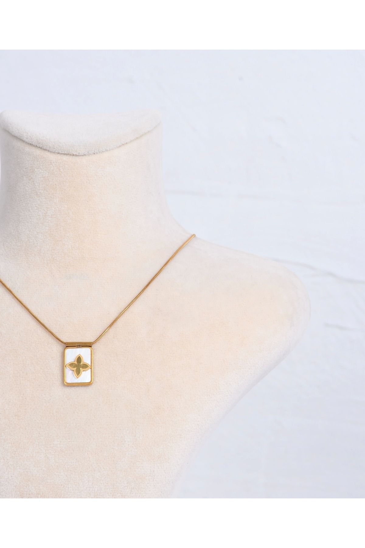 shiva accessorie Yonca Model Detaylı Gold Çelik Kolye