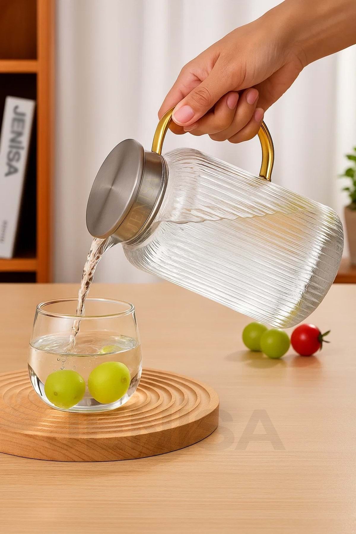Jenisa 1500 ml Borosilikat Cam Çizgili Sürahi – Süzgeçli Metal Kapaklı, Isıya Dayanıklı Şık Tasarım