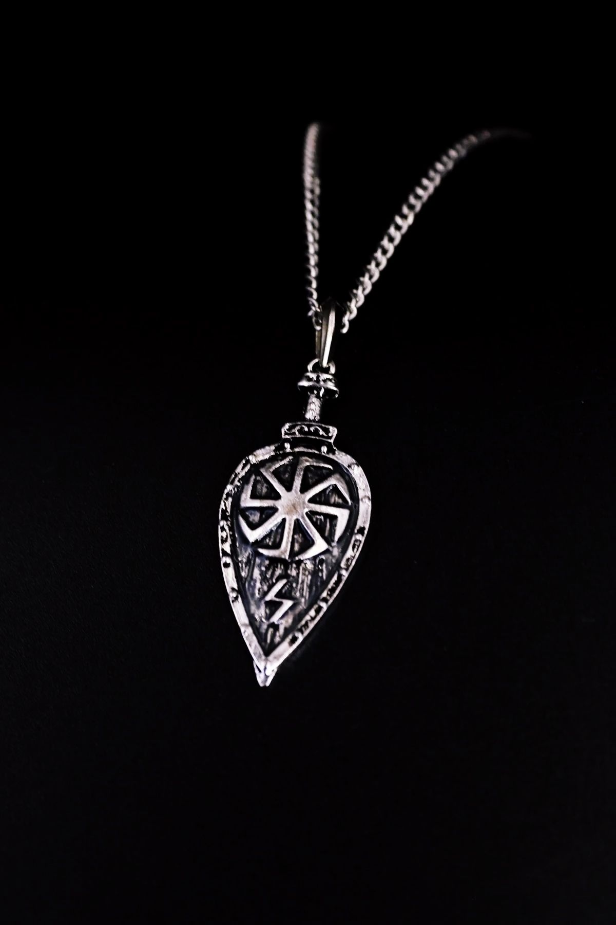 esplendor Neon Işıklı Viking Kalkanı Fosforlu Zincir Kolye