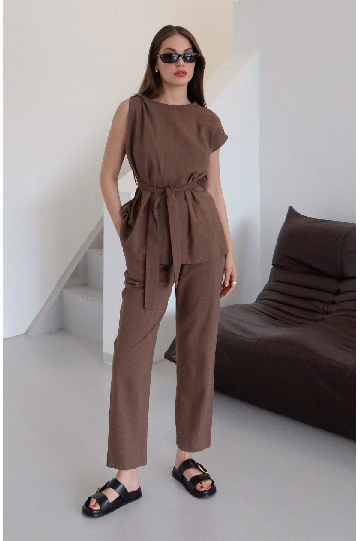 Laluvia Kahverengi Omzu Burgu Detaylı Bluz Pantolon Takım - 8644