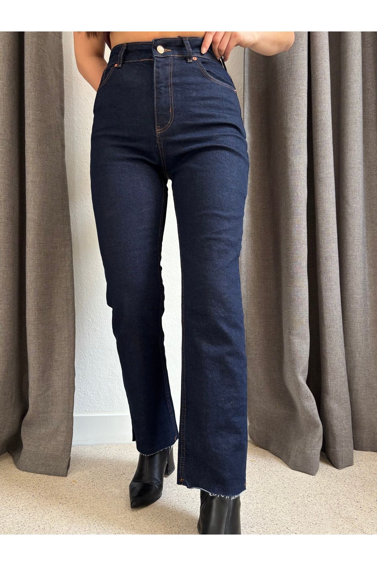 ROSSA Bilek Boy Mom Fit Jean