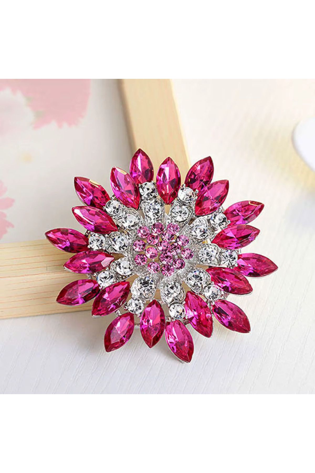 begüm jewelery PEMBE DAMLA TAŞLARLA SÜSLENMİŞ TASARIM BROŞ