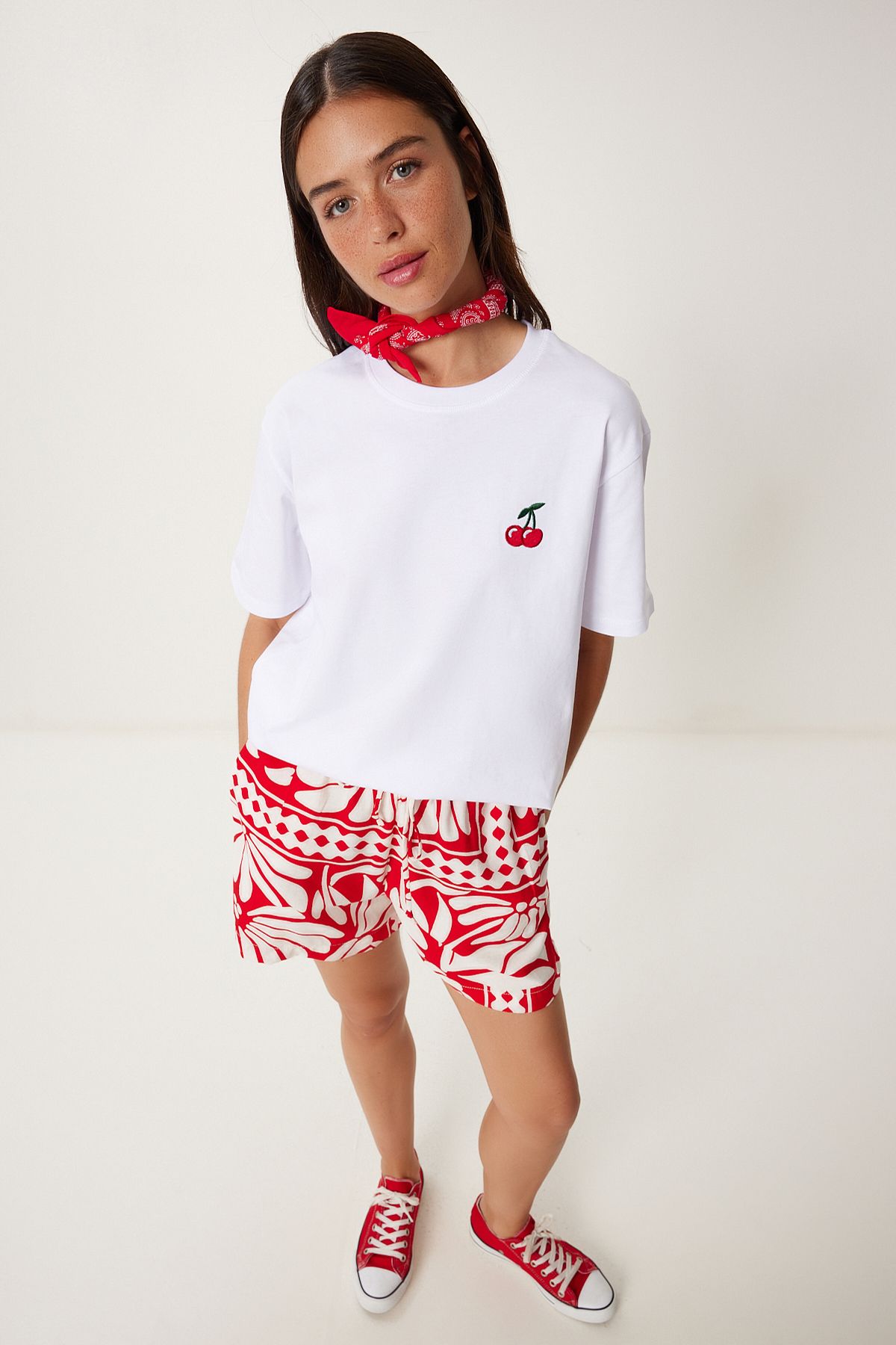 Lovelyİstanbul Kiraz Nakışlı Pamuklu Örme T-shirt BEYAZ LAN0033