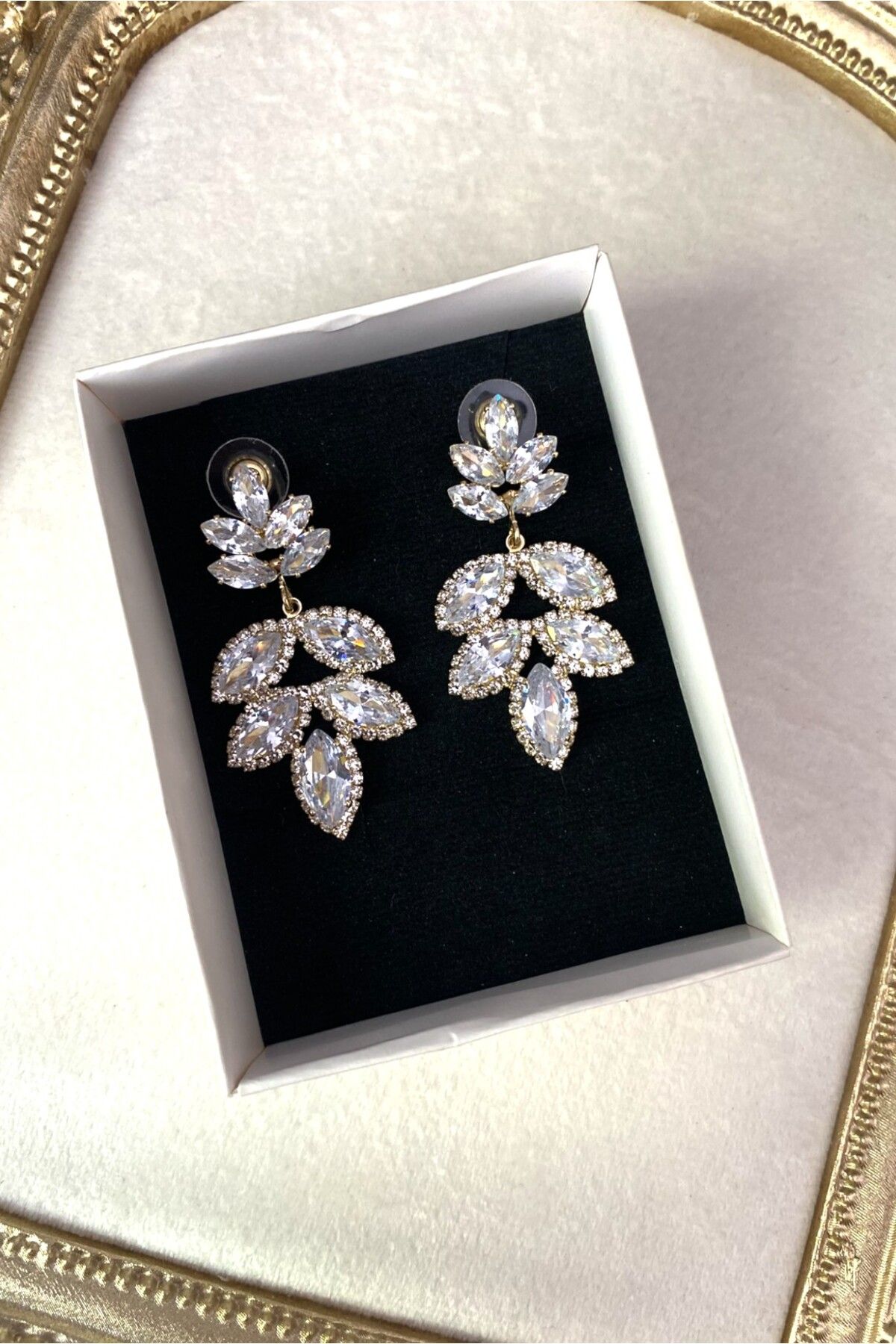 Diamara Designs Sallantılı Zirkon Taşlı Kadın Küpe – Altın ve Gümüş Kaplama Abiye Küpe