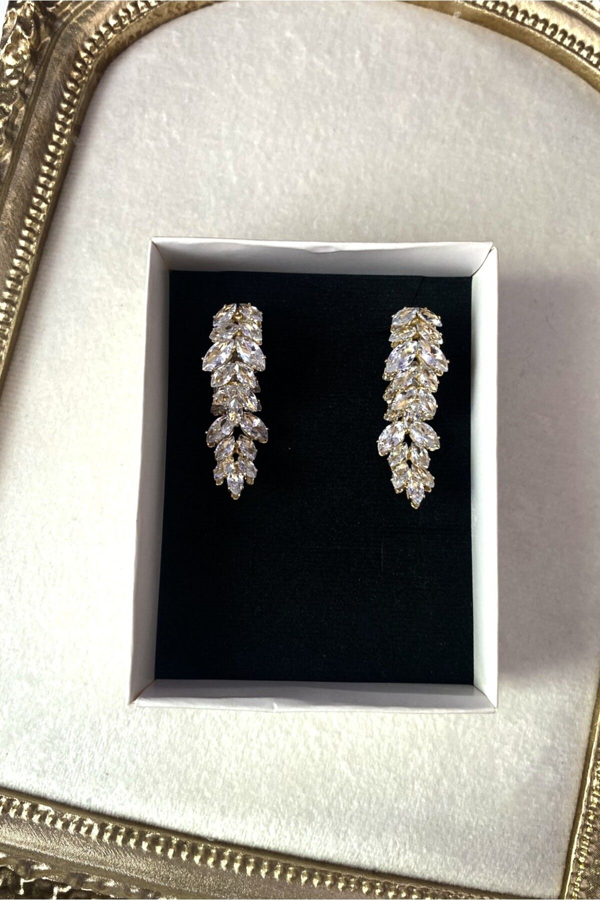 Diamara Designs Sallantılı Zirkon Taşlı Kadın Küpe – Altın ve Gümüş Kaplama Abiye Küpe