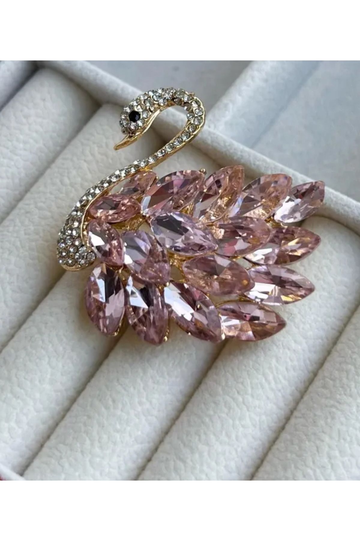 EŞİYOK Özel Tasarım Kristal Taşlı Pembe Kuğu Dekorlu Gold Detaylı Broş